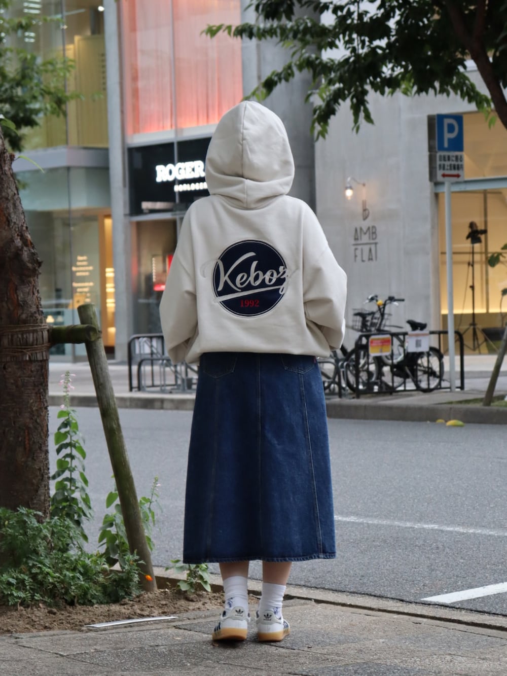 「ビーニー、パーカー、フルジップパーカー、デニム、デニムスカート、秋冬コーデ、keboz、KEBOZ women、名古屋、ロゴスウェット、ロゴパーカー」｜「KEBOZのEFG COTTON BEANIE（ニットキャップ/ビーニー、レッド系）」を使った、YUKIさん（レディース・158cm）の秋コーディネートの4枚目の写真