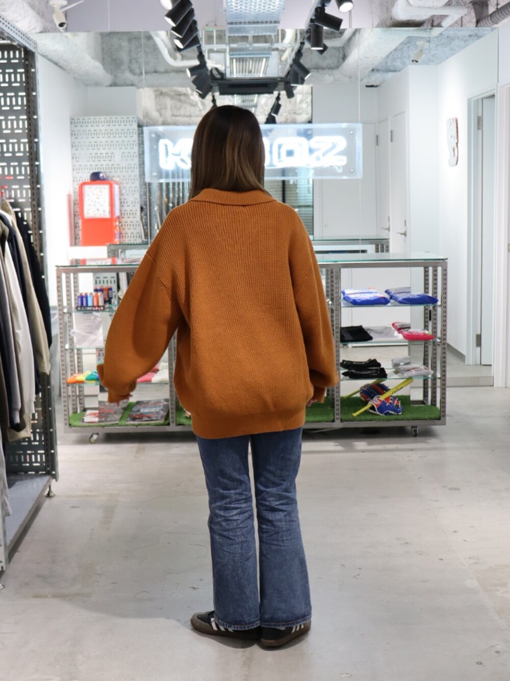 「冬コーデ、秋冬コーデ、ニット、デニム、デニムコーデ、フレアパンツ、シンプル、カジュアル、セットアップ、KEBOZ、keboz、KEBOZ women、名古屋」｜「KEBOZの2 PACK TEE（Tシャツ/カットソー、ホワイト系）」を使った、YUKIさん（レディース・158cm）の冬コーディネートの3枚目の写真