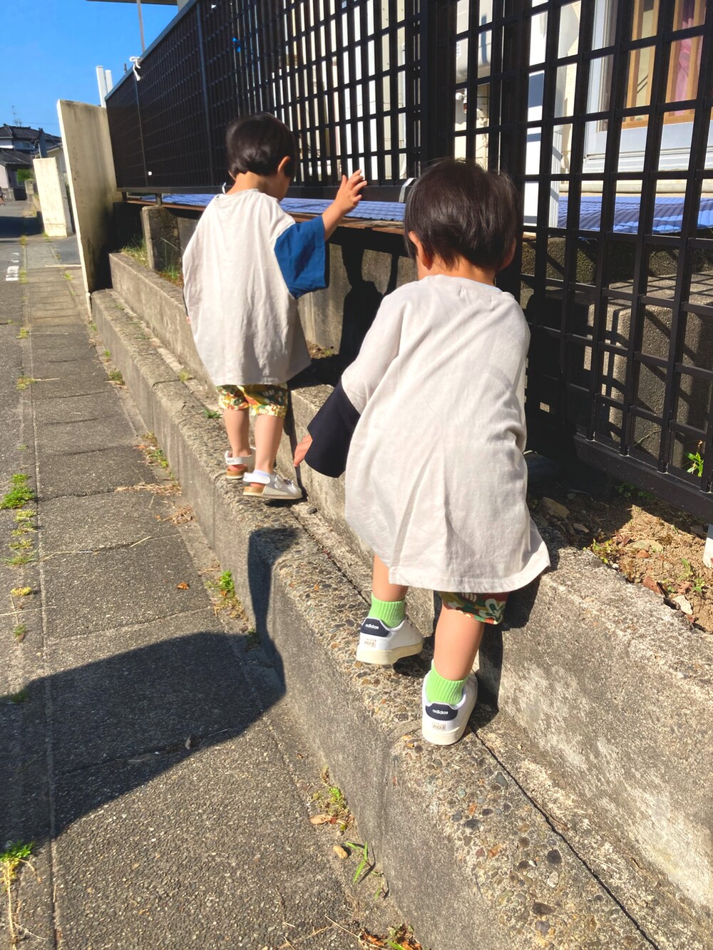 ホワイト系のTシャツ/カットソー、その他のパンツ、グリーン系のソックス/靴下を着用したキッズの夏コーディネートの2枚目の写真