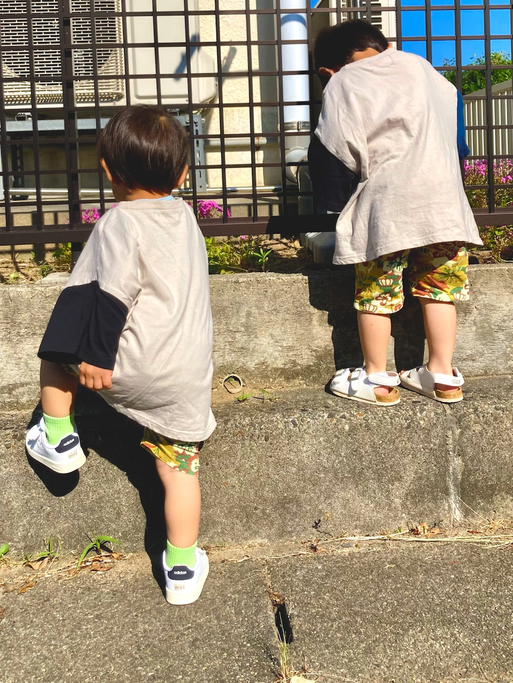 ホワイト系のTシャツ/カットソー、その他のパンツ、グリーン系のソックス/靴下を着用したキッズの夏コーディネートの3枚目の写真