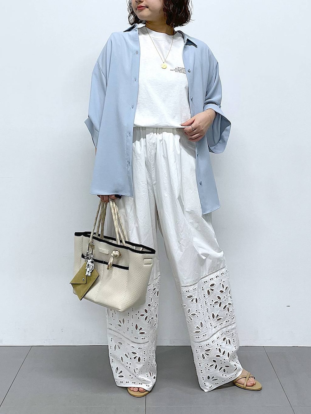 ホワイト系のその他パンツ、ブルー系のシャツ/ブラウス、ホワイト系のトートバッグを着用したレディースの冬コーディネートの4枚目の写真