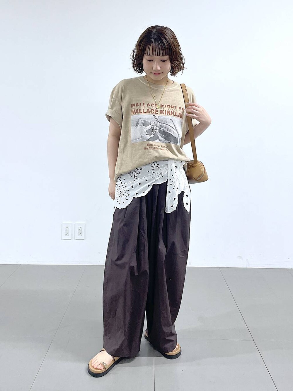 ブラウン系のその他パンツ、ベージュ系のTシャツ/カットソー、ブラウン系のショルダーバッグを着用したレディースの春コーディネートの4枚目の写真