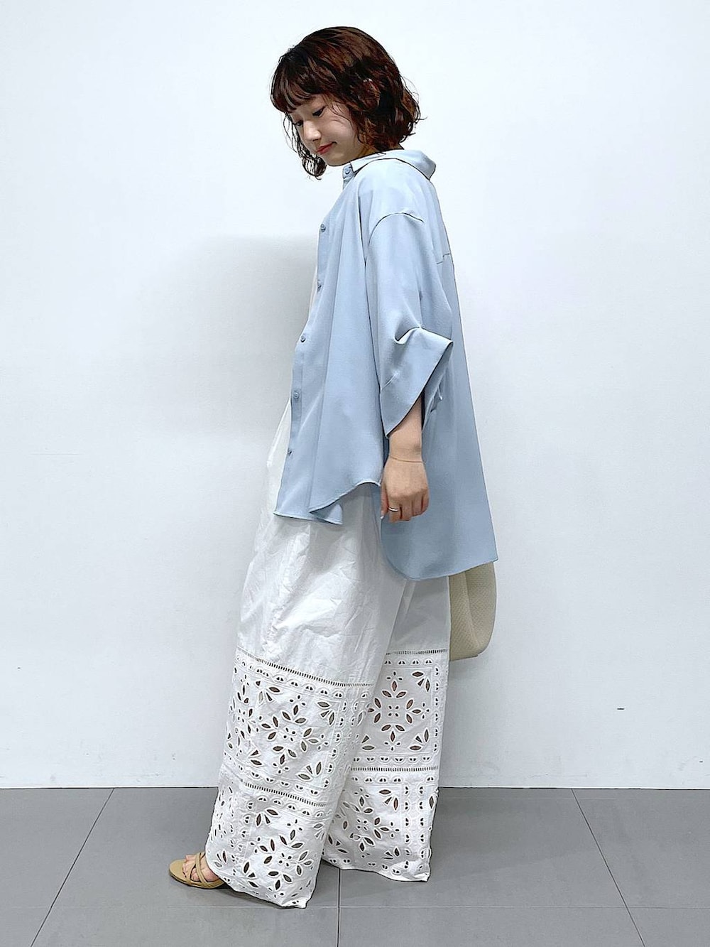 ホワイト系のその他パンツ、ホワイト系のトートバッグ、ベージュ系のキーホルダーを着用したレディースの冬コーディネートの2枚目の写真