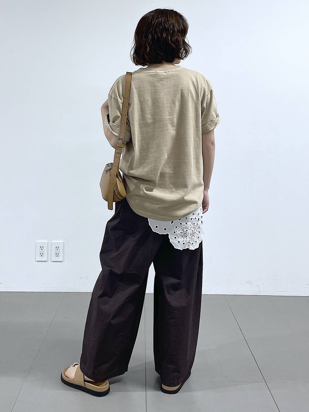 ブラウン系のその他パンツ、ベージュ系のTシャツ/カットソー、ブラウン系のショルダーバッグを着用したレディースの春コーディネートの3枚目の写真