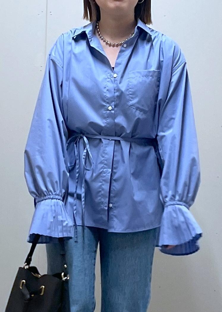 ブラック系のショルダーバッグ、ブルー系のデニムパンツ、ブルー系のシャツ/ブラウスを着用したレディースの春コーディネートの6枚目の写真