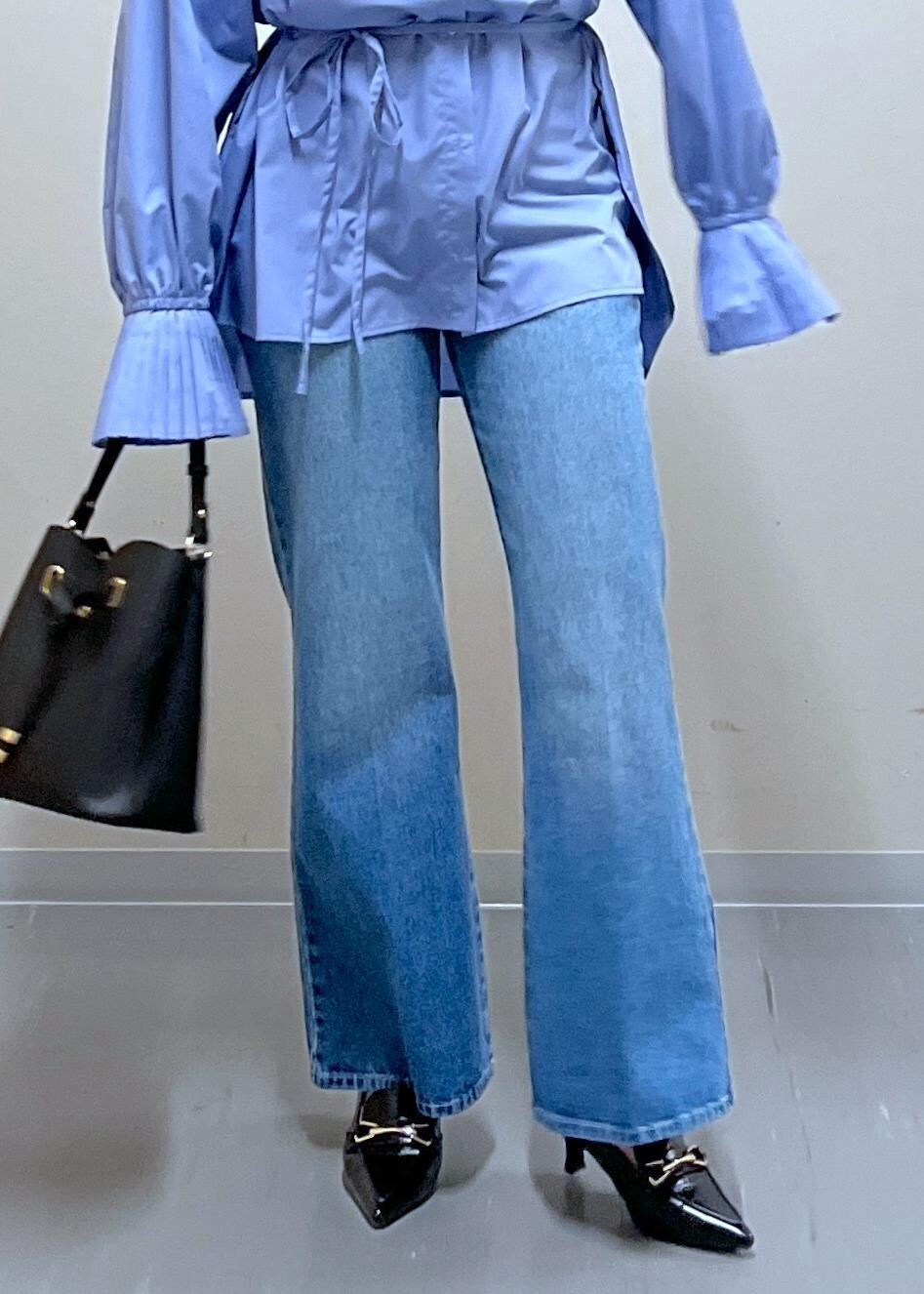 ブラック系のショルダーバッグ、ブルー系のデニムパンツ、ブルー系のシャツ/ブラウスを着用したレディースの春コーディネートの7枚目の写真