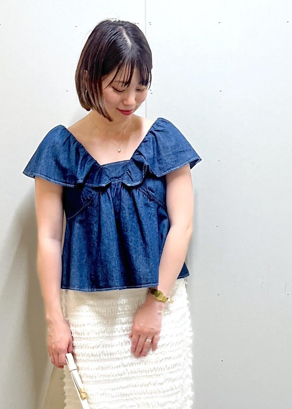 ホワイト系のハンドバッグ、ブラック系のサンダル、ブルー系のシャツ/ブラウスを着用したレディースの夏コーディネートの4枚目の写真