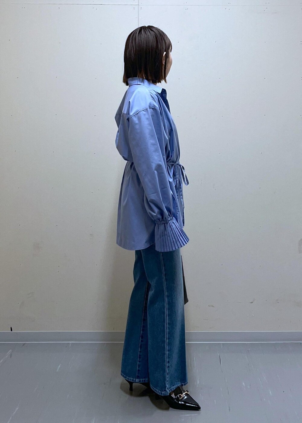 ブラック系のショルダーバッグ、ブルー系のデニムパンツ、ブルー系のシャツ/ブラウスを着用したレディースの春コーディネートの5枚目の写真