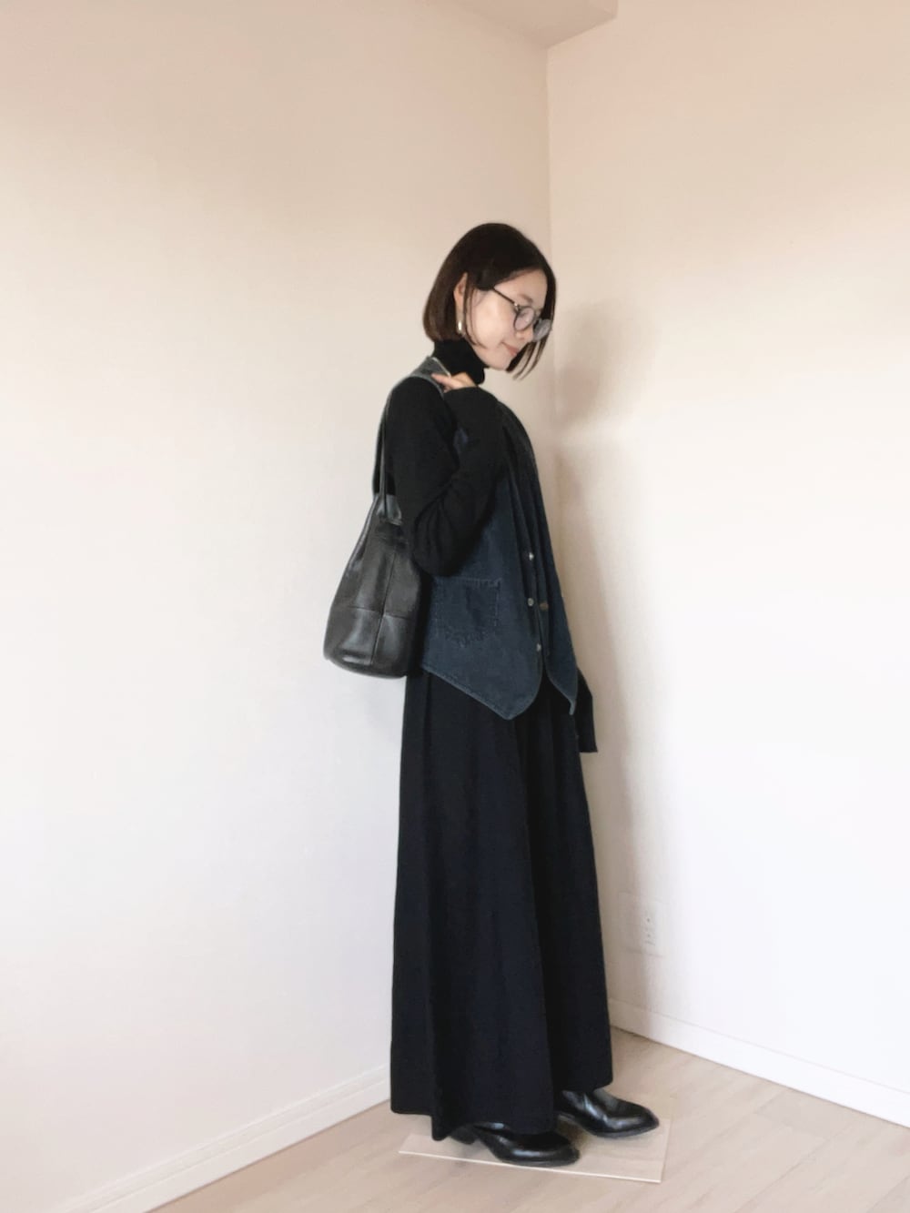 「コーデュロイ、ジレ、古着、ワンピース、ニットワンピース、ショートブーツ、ダウンコート、レザーバッグ、巾着バッグ、メガネ女子、シルバーアクセサリー、シンプルコーデ、ブラック、アラフォー、アラフォーママコーデ」｜「ADAM ET ROPE'の【WEB限定(一部店舗展開あり)】MIXパターンニットワンピース（ワンピース、ブラック系）」を使った、chie.さん（レディース・159cm）の冬コーディネートの2枚目の写真
