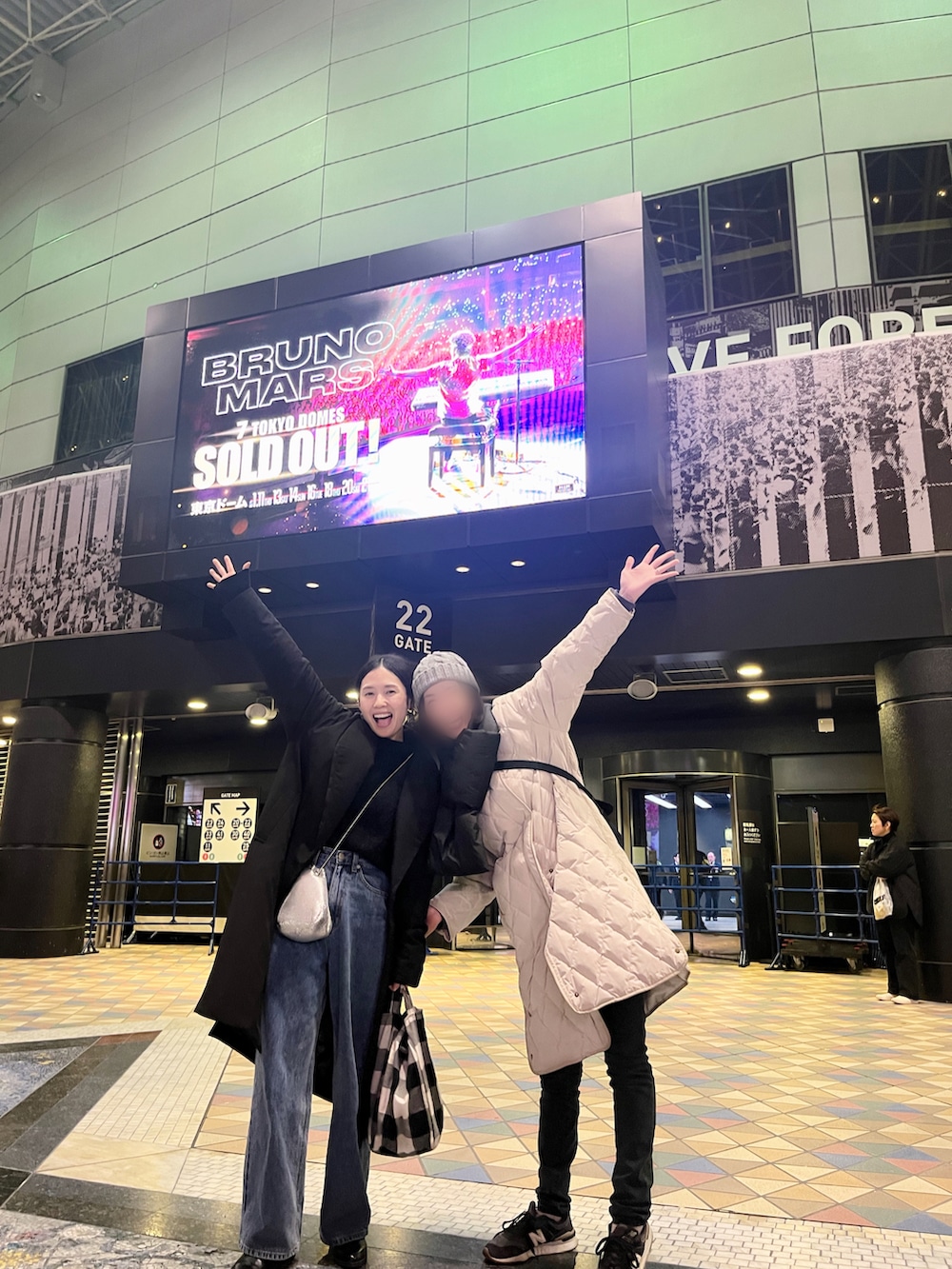 「ライブ、お出かけコーデ、大人カジュアル、冬コーデ、休日スタイル、デニム、ニット、ブーツ、きれいめカジュアル、シンプル、ショルダーバッグ、冬アウター、アラフォーママコーデ、楽チンコーデ、リラックススタイル」｜「ADAM ET ROPE'のモヘヤプルオーバー（ニット/セーター、ブラック系）」を使った、chie.さん（レディース・159cm）の冬コーディネートの3枚目の写真