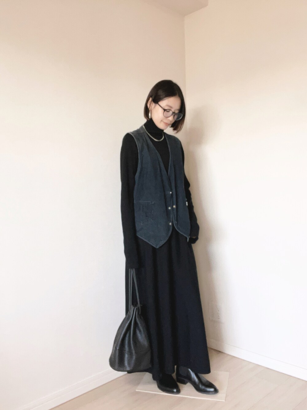 「コーデュロイ、ジレ、古着、ワンピース、ニットワンピース、ショートブーツ、ダウンコート、レザーバッグ、巾着バッグ、メガネ女子、シルバーアクセサリー、シンプルコーデ、ブラック、アラフォー、アラフォーママコーデ」｜「ADAM ET ROPE'の【WEB限定(一部店舗展開あり)】MIXパターンニットワンピース（ワンピース、ブラック系）」を使った、chie.さん（レディース・159cm）の冬コーディネートの3枚目の写真