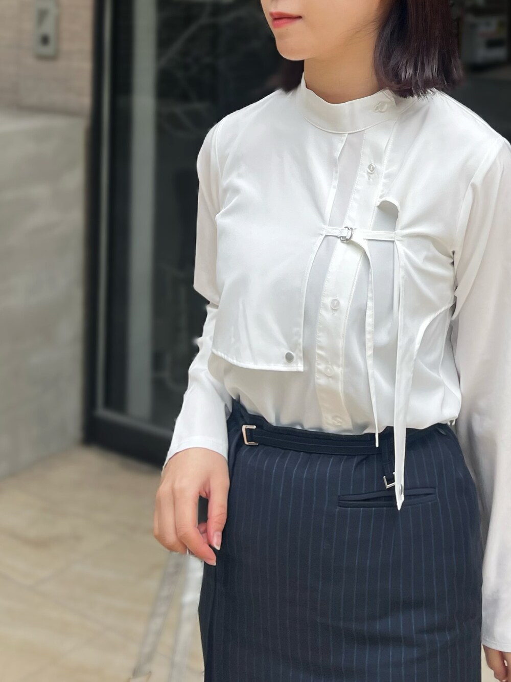 ブラック系のその他シューズ、ホワイト系のシャツ/ブラウス、ブルー系のスカートを着用したレディースの春コーディネートの4枚目の写真