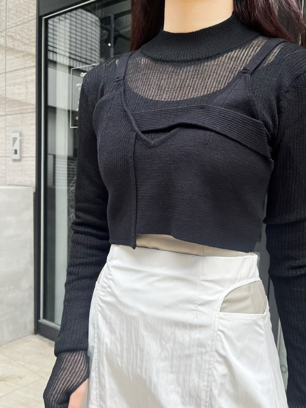 ブラック系のニット/セーター、ベージュ系のスカート、ブラック系のニット/セーターを着用したレディースの冬コーディネートの3枚目の写真