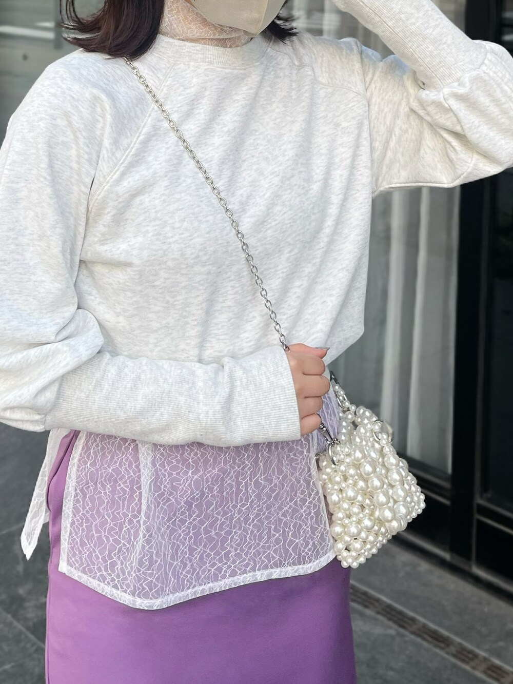 ホワイト系のシャツ/ブラウス、グレー系のTシャツ/カットソー、パープル系のスカートを着用したレディースの春コーディネートの4枚目の写真