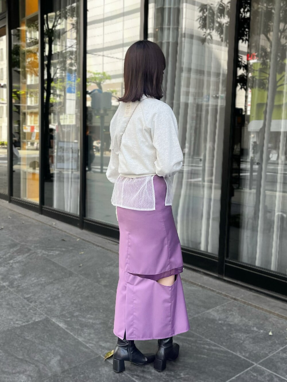 ホワイト系のシャツ/ブラウス、グレー系のTシャツ/カットソー、パープル系のスカートを着用したレディースの春コーディネートの3枚目の写真