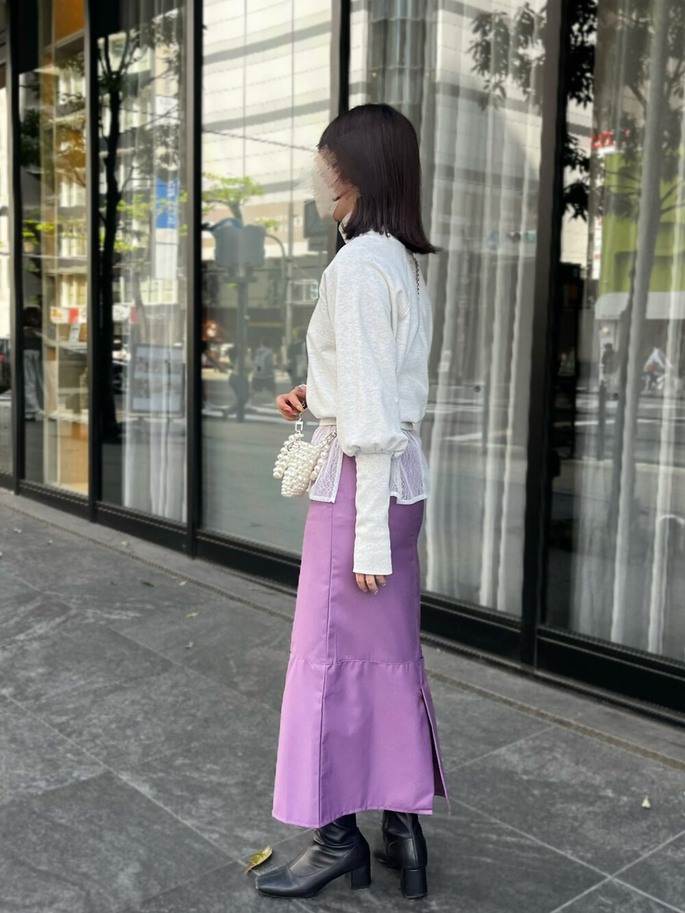 ホワイト系のシャツ/ブラウス、グレー系のTシャツ/カットソー、パープル系のスカートを着用したレディースの春コーディネートの2枚目の写真