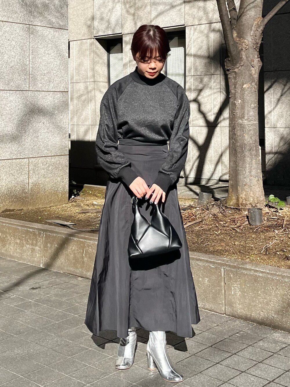 ブラック系のニット/セーター、ベージュ系のスカート、ブラック系のニット/セーターを着用したレディースの冬コーディネートの5枚目の写真