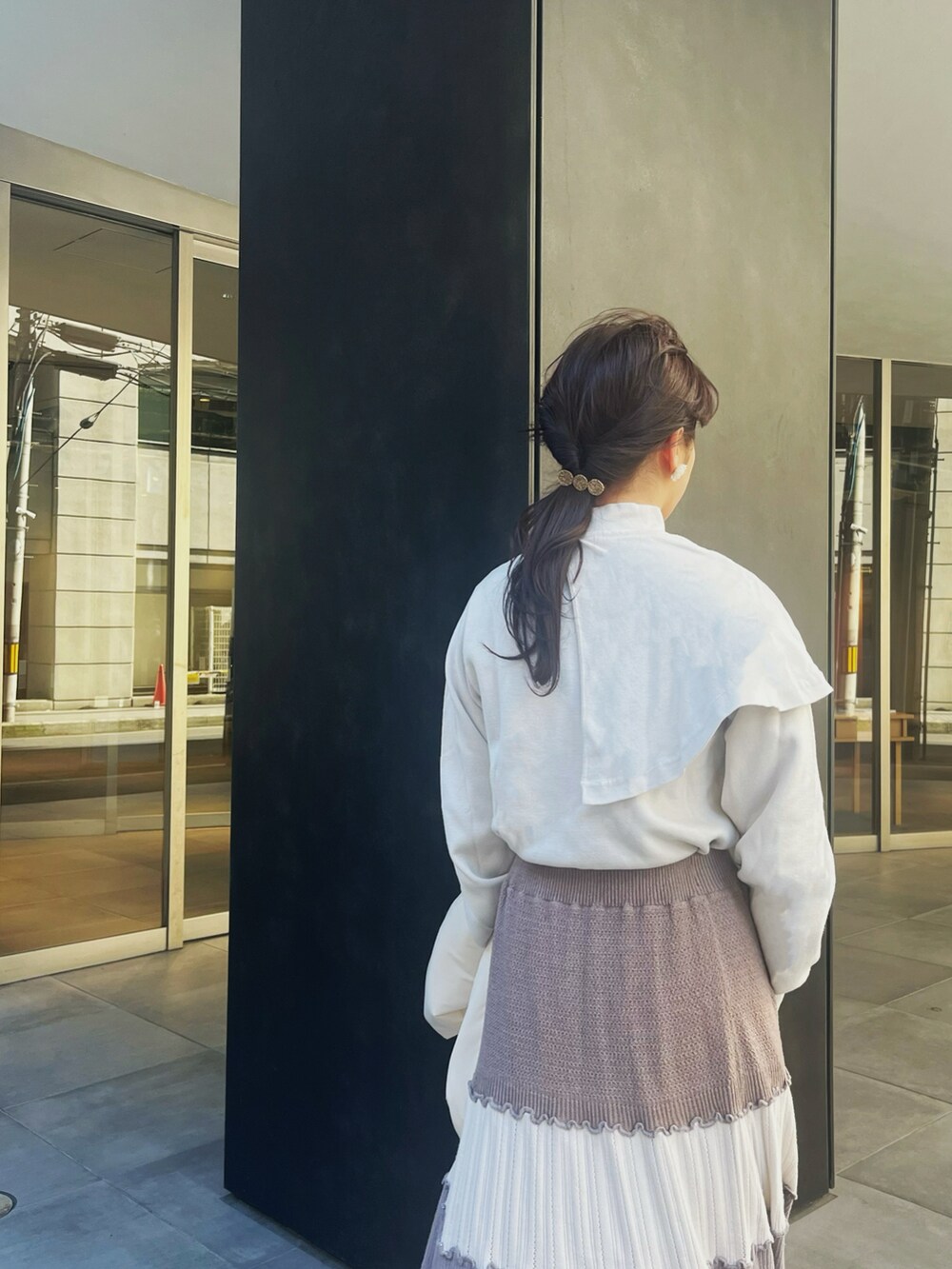 ベージュ系のニット/セーター、ホワイト系のダウンジャケット/コートを着用したレディースの冬コーディネートの3枚目の写真