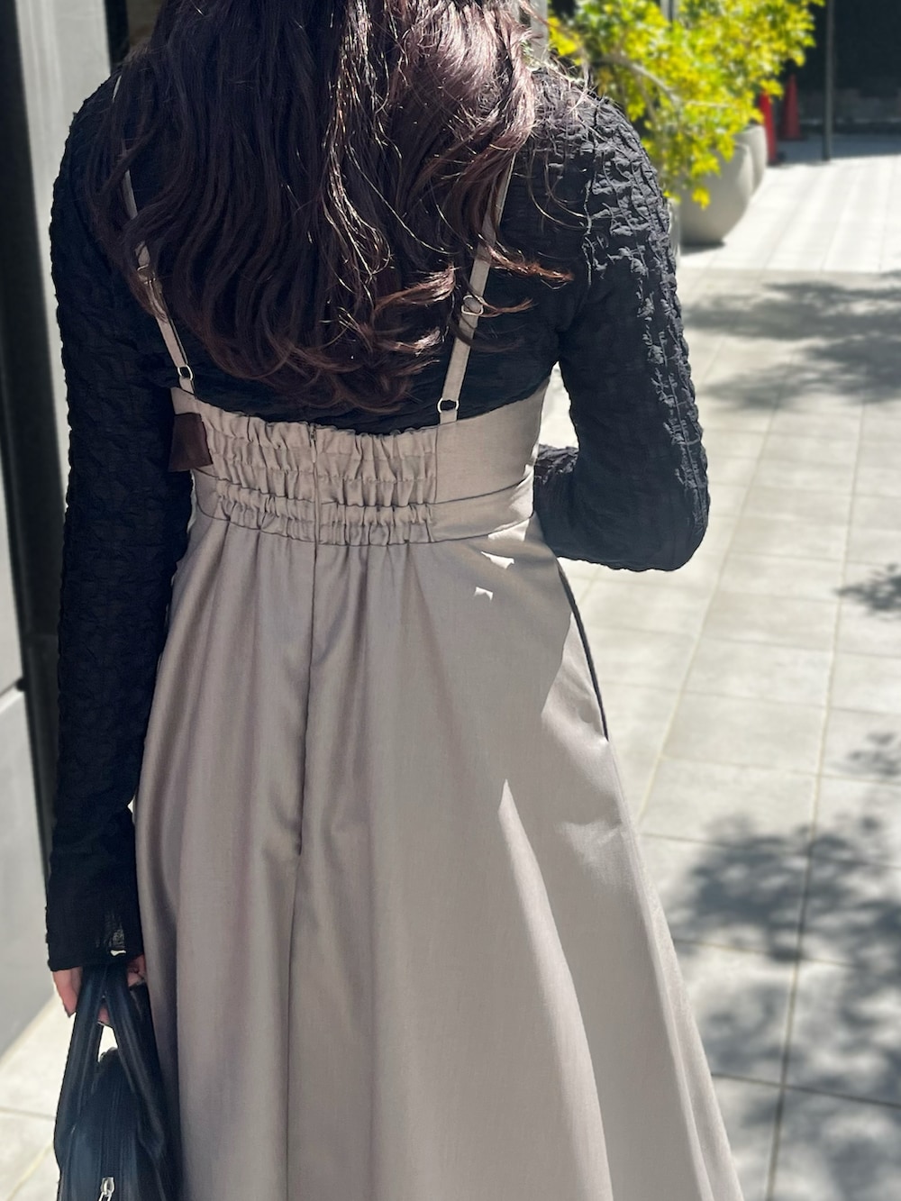 ブラウン系のワンピース、ブラック系のTシャツ/カットソーを着用したレディースの春コーディネートの5枚目の写真