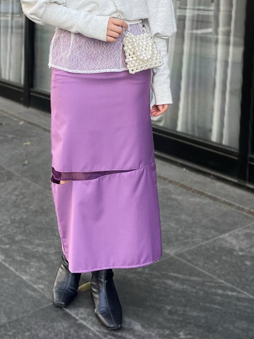 ホワイト系のシャツ/ブラウス、グレー系のTシャツ/カットソー、パープル系のスカートを着用したレディースの春コーディネートの5枚目の写真
