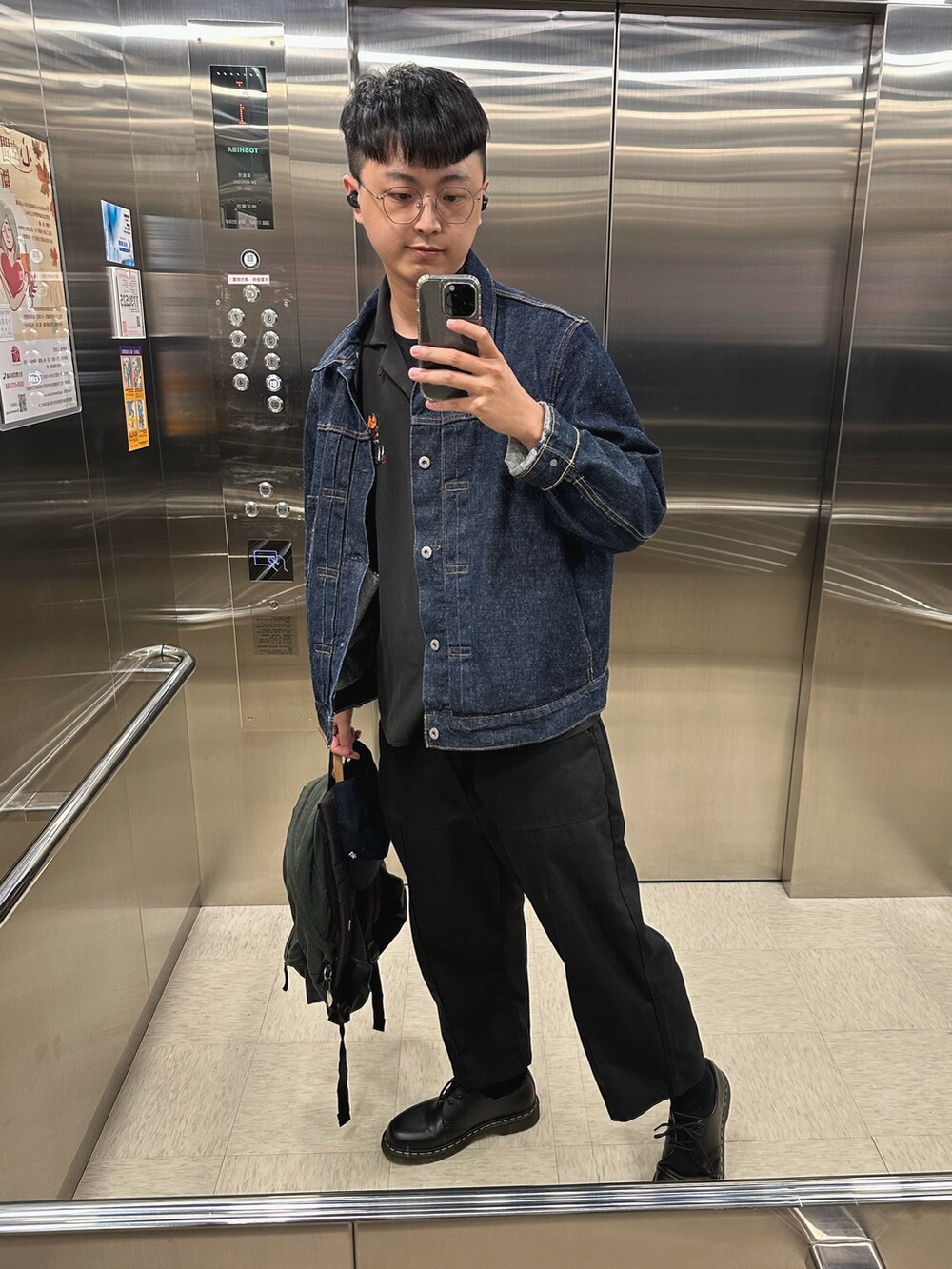 ブラック系のシャツ/ブラウス、ブラック系のスラックスを着用したメンズの秋コーディネートの3枚目の写真