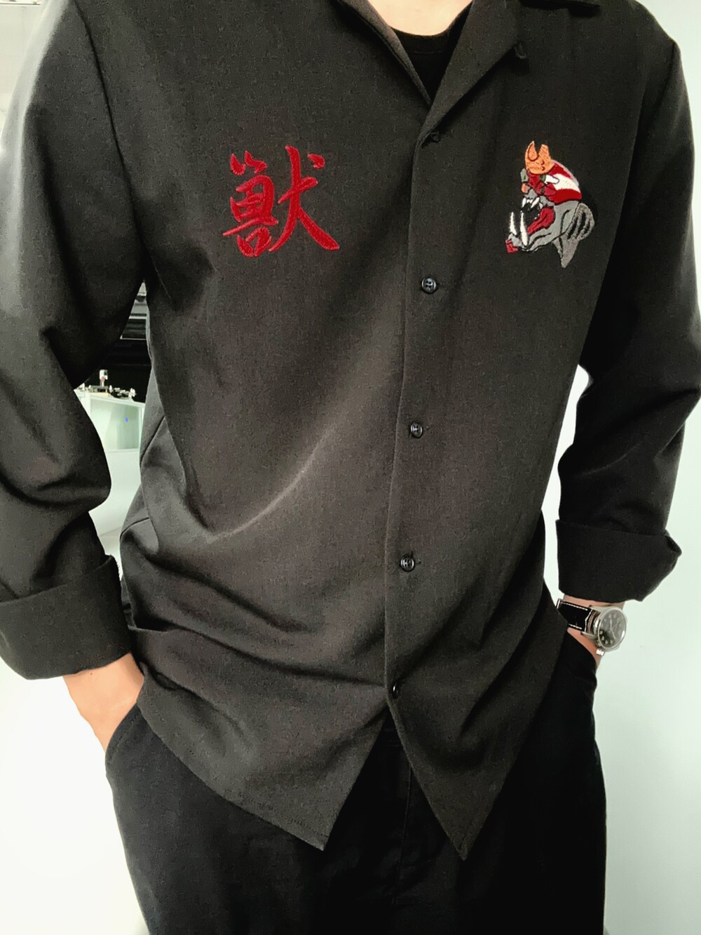 ブラック系のシャツ/ブラウス、ブラック系のスラックスを着用したメンズの秋コーディネートの2枚目の写真