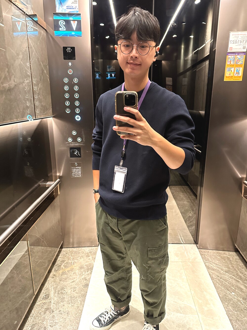 ブラック系のダウンジャケット/コート、グリーン系のその他パンツ、ブラック系のスニーカーを着用したメンズの秋コーディネートの2枚目の写真