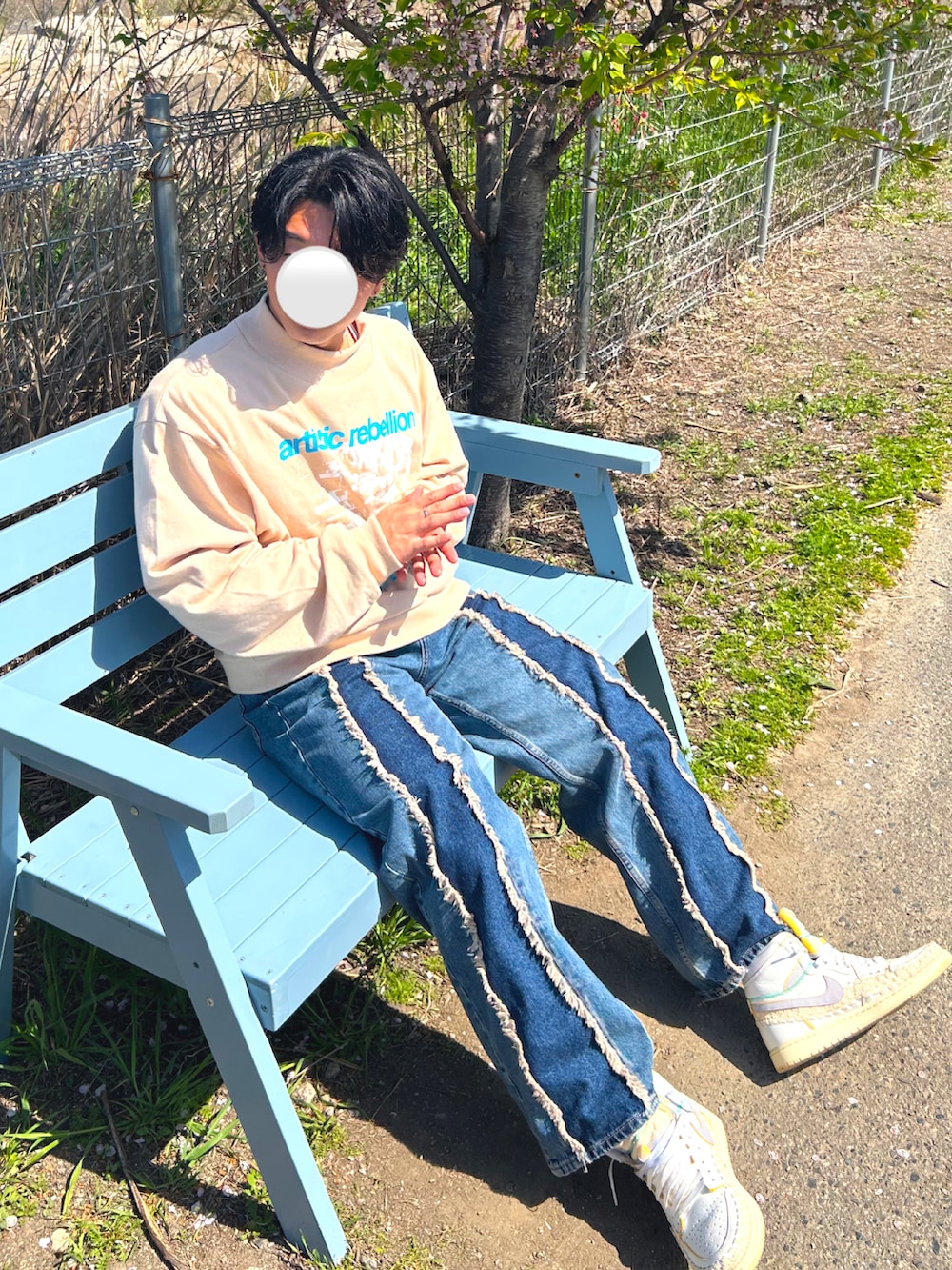 ベージュ系のスニーカー、ブルー系のデニムパンツ、ベージュ系のスウェットを着用したメンズの春コーディネートの2枚目の写真