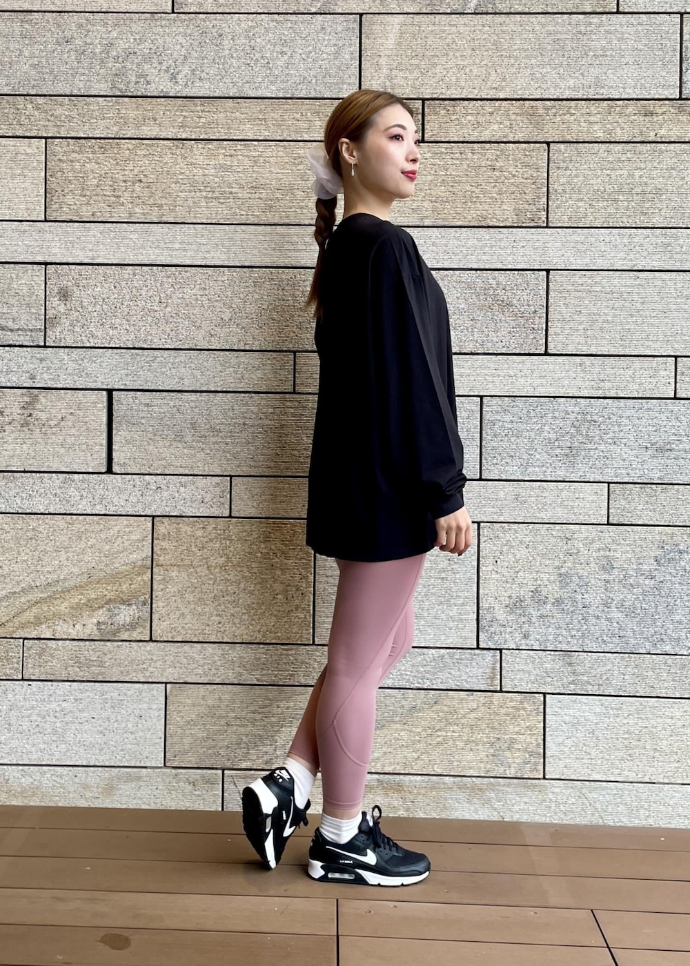 「XEXYMIX、着圧、SNaPMeAward23w、AIRMAX、AIRMAX90、中綿コート、アウター、ブラック、長袖、ジャケット、オーバーサイズ、ブルゾン、ジップ、ピンク、十分丈」｜「NIKEの【NIKE】ナイキ エア マックス 90 ウィメンズシューズ（スニーカー、ブラック系）」を使った、Airiさん（レディース・162cm）の冬コーディネートの8枚目の写真