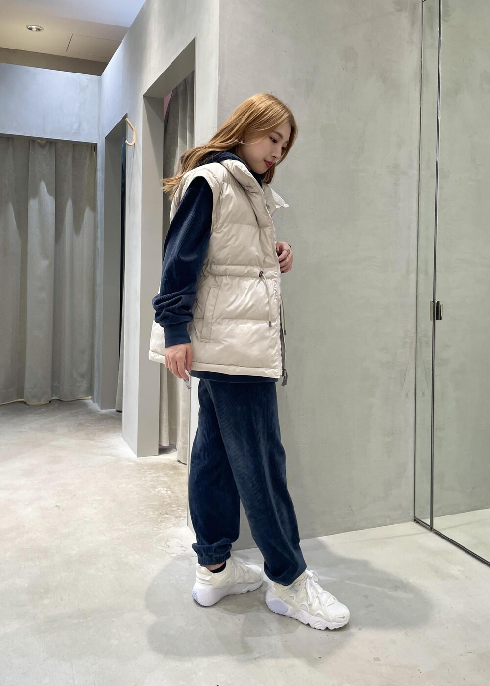 「コーデュロイ、パーカー、スミクロ、ハラチ、スウェット、白スニーカー、23AW冬の新作、高身長、アウター、ダウンベスト、ベージュ、パンツ、スニーカー、NERGY、NIKE」｜「NERGYのコーデュロイパーカー（パーカー、ブラック系）」を使った、Airiさん（レディース・162cm）の秋コーディネートの2枚目の写真