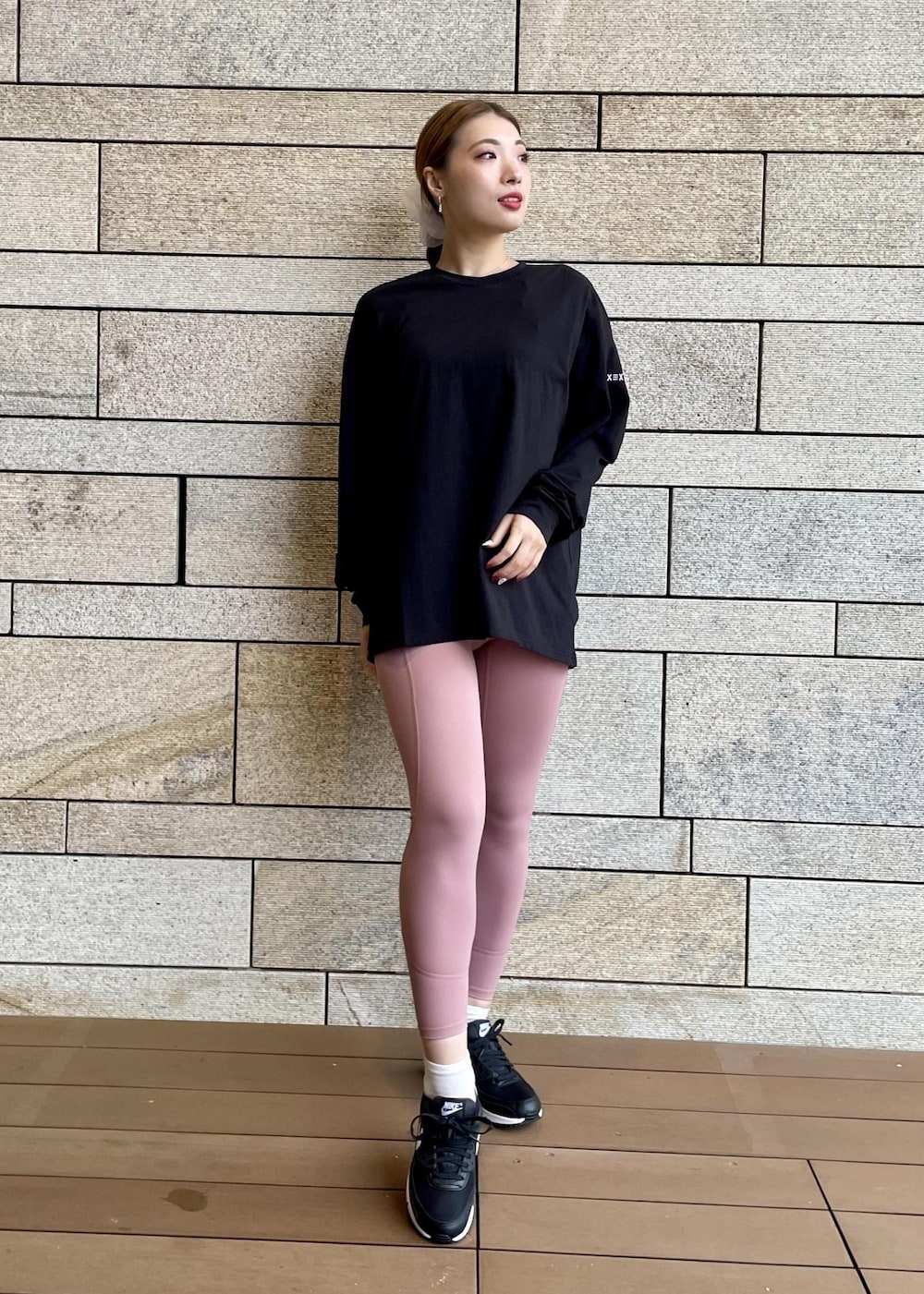 「XEXYMIX、着圧、SNaPMeAward23w、AIRMAX、AIRMAX90、中綿コート、アウター、ブラック、長袖、ジャケット、オーバーサイズ、ブルゾン、ジップ、ピンク、十分丈」｜「NIKEの【NIKE】ナイキ エア マックス 90 ウィメンズシューズ（スニーカー、ブラック系）」を使った、Airiさん（レディース・162cm）の冬コーディネートの5枚目の写真