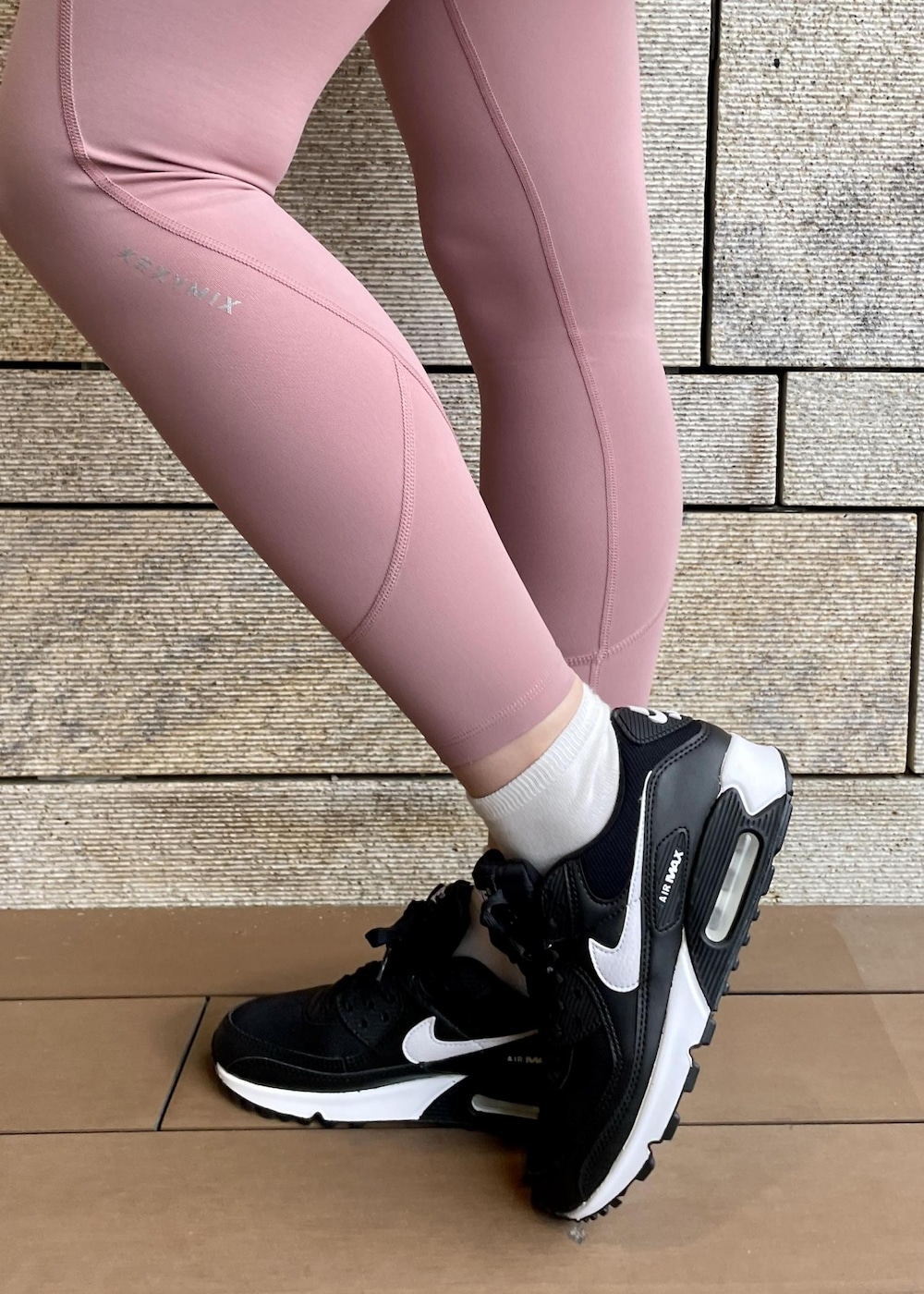 「XEXYMIX、着圧、SNaPMeAward23w、AIRMAX、AIRMAX90、中綿コート、アウター、ブラック、長袖、ジャケット、オーバーサイズ、ブルゾン、ジップ、ピンク、十分丈」｜「NIKEの【NIKE】ナイキ エア マックス 90 ウィメンズシューズ（スニーカー、ブラック系）」を使った、Airiさん（レディース・162cm）の冬コーディネートの10枚目の写真