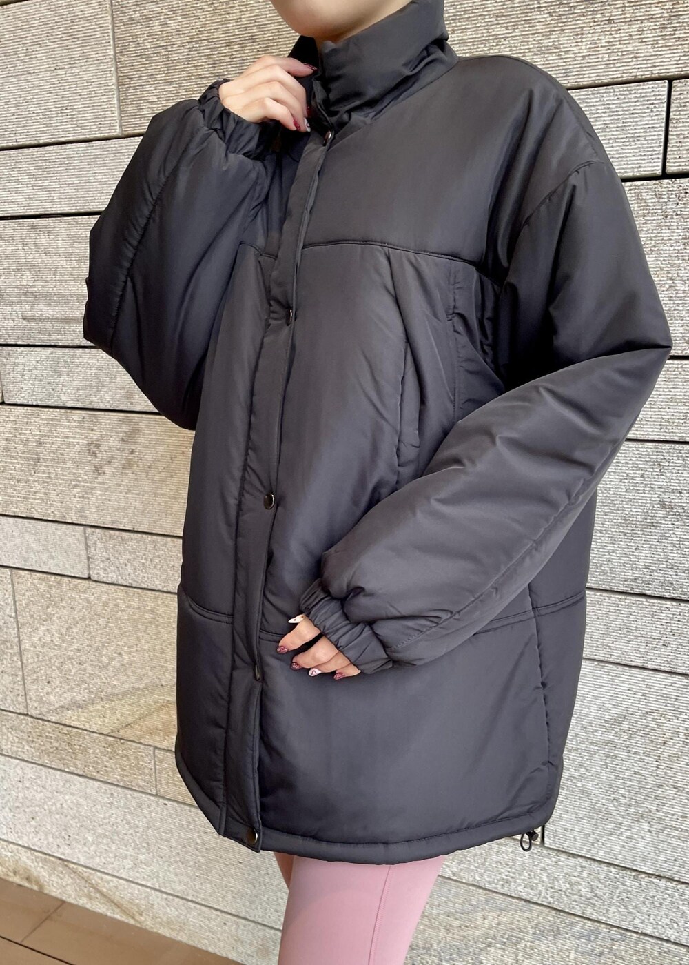 「XEXYMIX、着圧、SNaPMeAward23w、AIRMAX、AIRMAX90、中綿コート、アウター、ブラック、長袖、ジャケット、オーバーサイズ、ブルゾン、ジップ、ピンク、十分丈」｜「NIKEの【NIKE】ナイキ エア マックス 90 ウィメンズシューズ（スニーカー、ブラック系）」を使った、Airiさん（レディース・162cm）の冬コーディネートの9枚目の写真