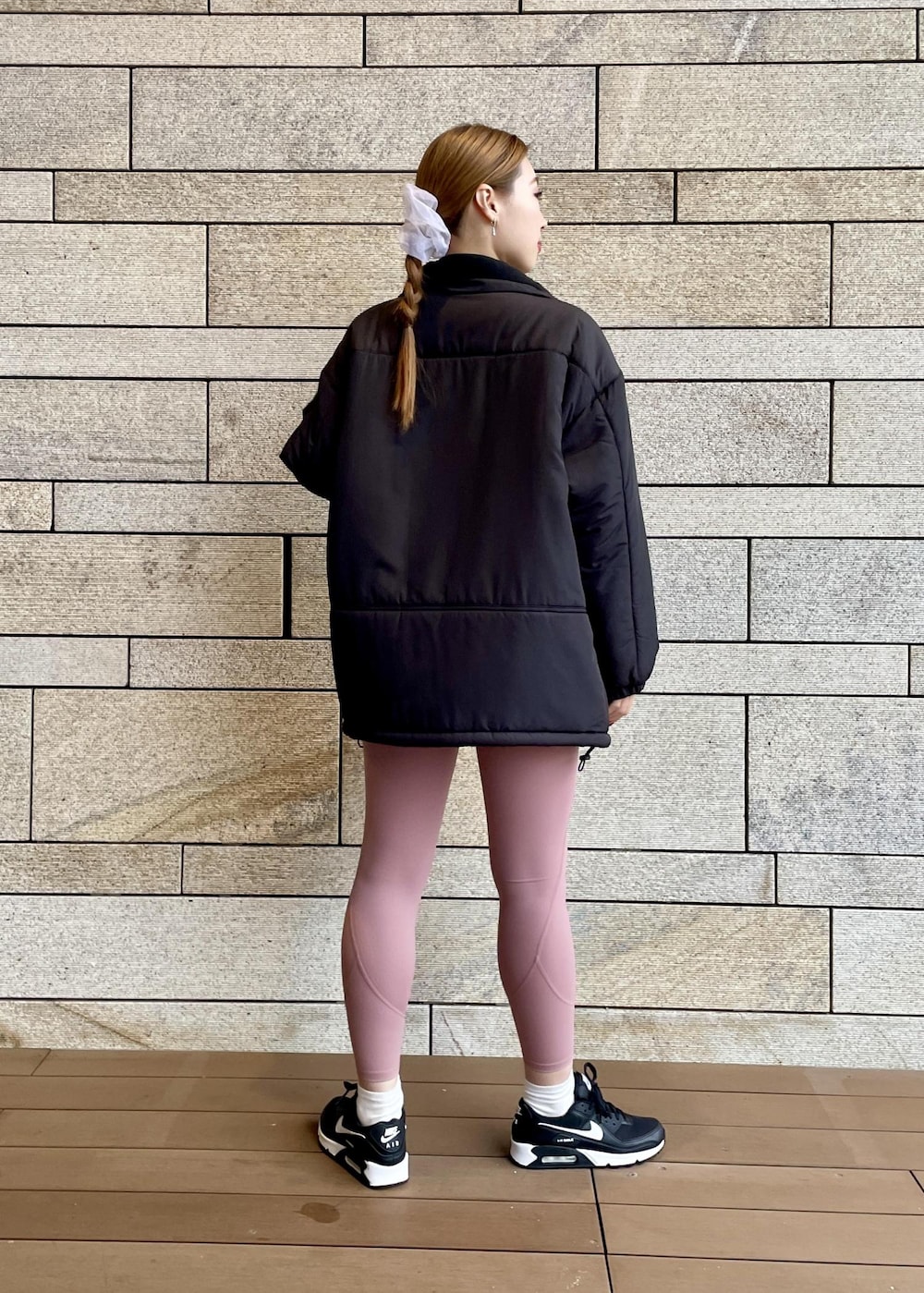 「XEXYMIX、着圧、SNaPMeAward23w、AIRMAX、AIRMAX90、中綿コート、アウター、ブラック、長袖、ジャケット、オーバーサイズ、ブルゾン、ジップ、ピンク、十分丈」｜「NIKEの【NIKE】ナイキ エア マックス 90 ウィメンズシューズ（スニーカー、ブラック系）」を使った、Airiさん（レディース・162cm）の冬コーディネートの4枚目の写真