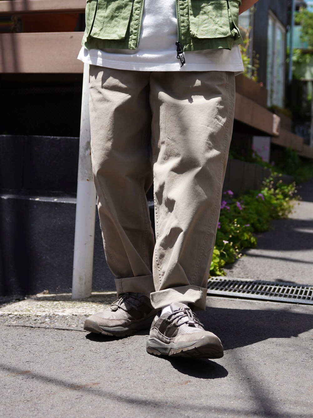 「アウトドアスタイル、BEAVER、ベスト、MANASTASH、ユニセックス、パステルカラー、パンツスタイル、春コーデ、夏コーデ」｜「MANASTASHのMANASTASH/マナスタッシュ　FLEX CLIMBER WIDE LEG PANTS フレックスクライマーワイドレッグパンツ（チノパンツ、グレー系）」を使った、HANAさん（レディース・154cm）の春コーディネートの4枚目の写真