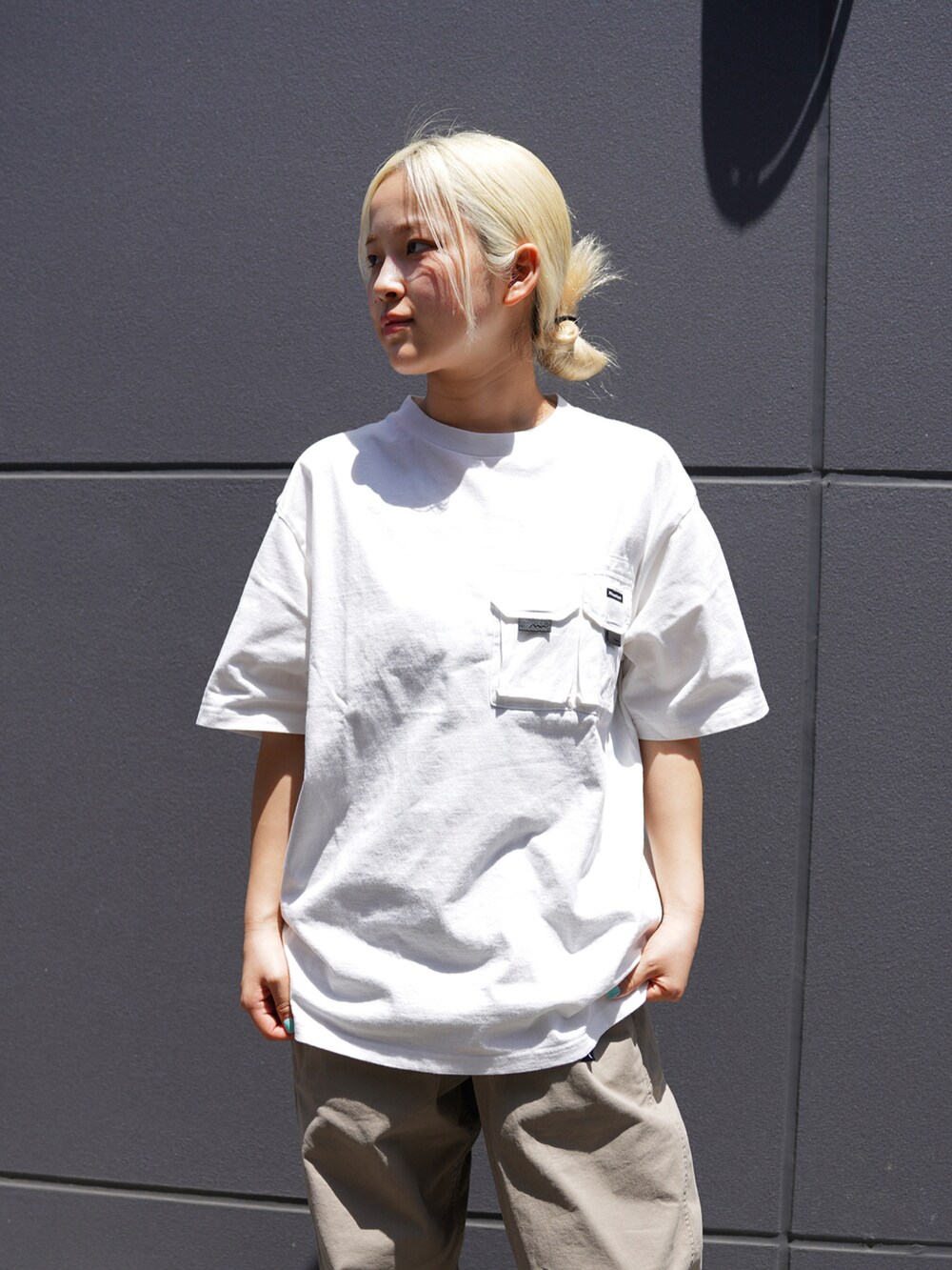 「アウトドアスタイル、Tシャツ、BEAVER、休日スタイル、MANASTASH、ユニセックス、パンツスタイル、春コーデ、夏コーデ」｜「MANASTASHのMANASTASH/マナスタッシュ　FLEX CLIMBER WIDE LEG PANTS フレックスクライマーワイドレッグパンツ（チノパンツ、グレー系）」を使った、HANAさん（レディース・154cm）の春コーディネートの2枚目の写真