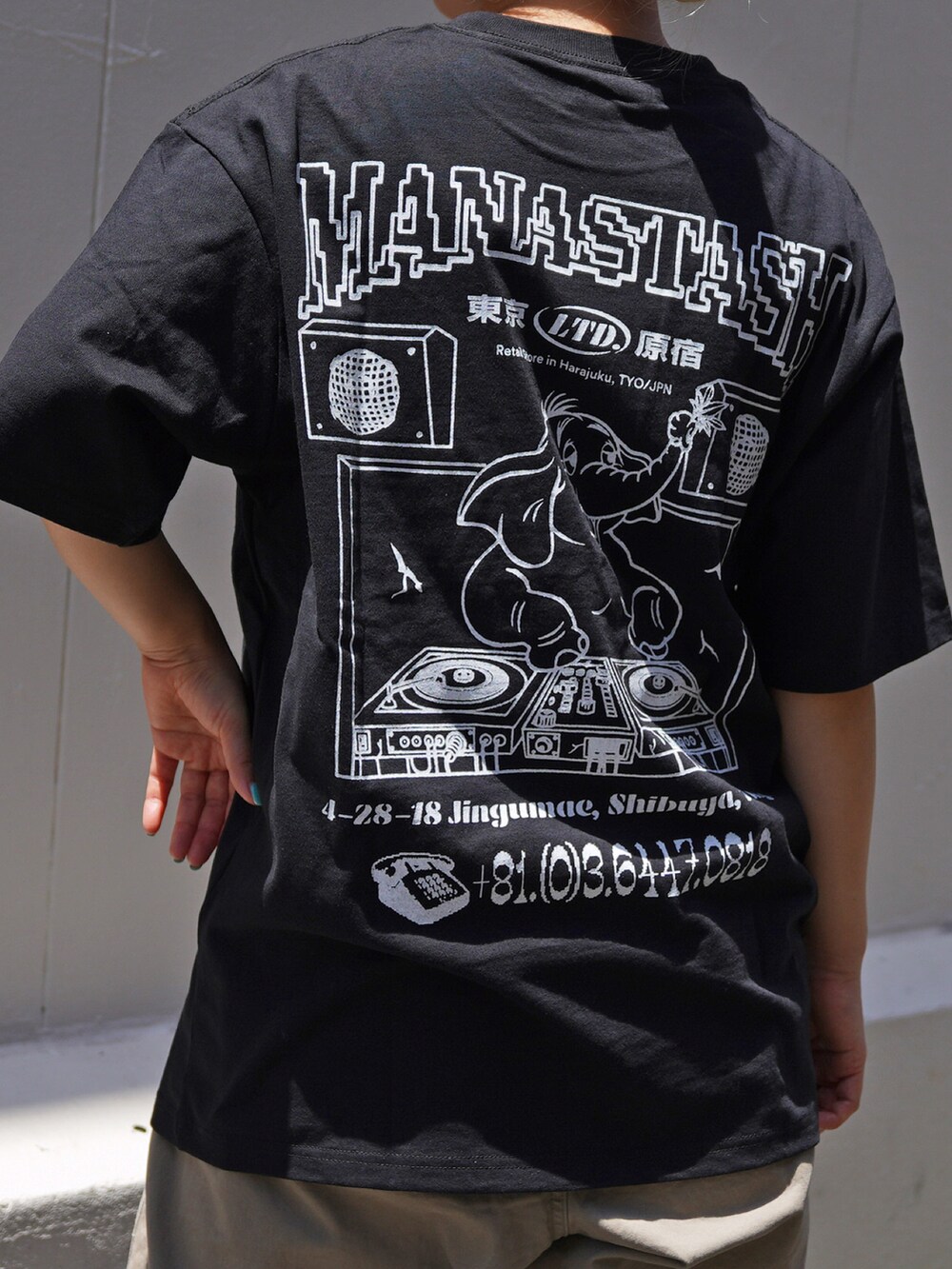 「アウトドアスタイル、Tシャツ、BEAVER、MANASTASH、ユニセックス、パンツスタイル、春コーデ、夏コーデ」｜「MANASTASHのMANASTASH/マナスタッシュ　FLEX CLIMBER WIDE LEG PANTS フレックスクライマーワイドレッグパンツ（チノパンツ、グレー系）」を使った、HANAさん（レディース・154cm）の春コーディネートの3枚目の写真