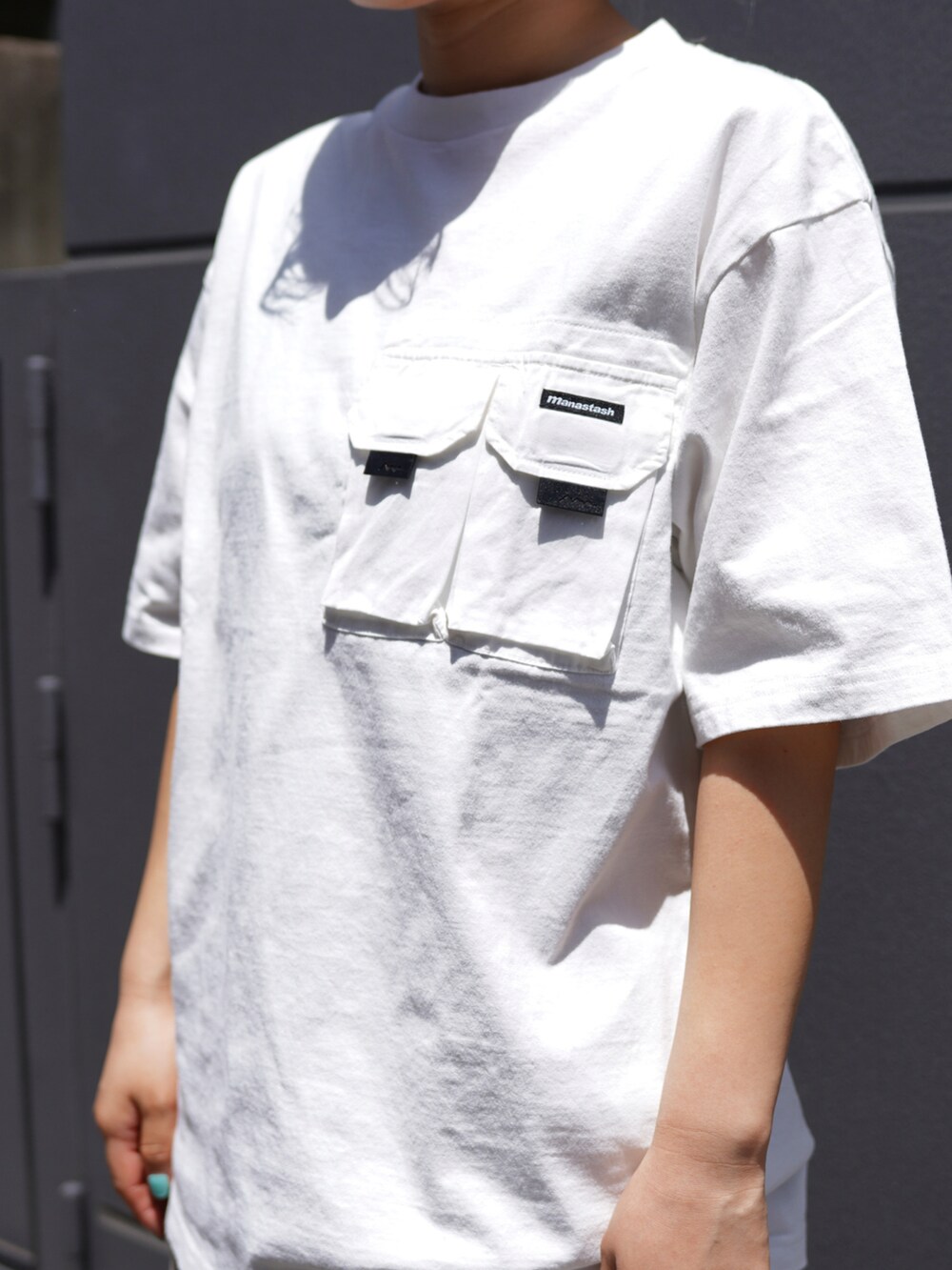 「アウトドアスタイル、Tシャツ、BEAVER、休日スタイル、MANASTASH、ユニセックス、パンツスタイル、春コーデ、夏コーデ」｜「MANASTASHのMANASTASH/マナスタッシュ　FLEX CLIMBER WIDE LEG PANTS フレックスクライマーワイドレッグパンツ（チノパンツ、グレー系）」を使った、HANAさん（レディース・154cm）の春コーディネートの3枚目の写真