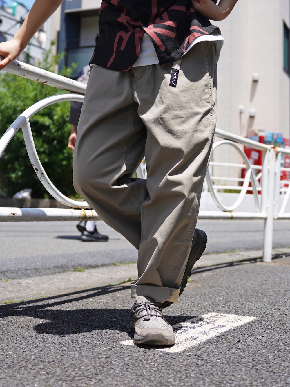 「アウトドアスタイル、BEAVER、MANASTASH、ユニセックス、パンツスタイル、春コーデ、シャツスタイル、夏コーデ、半袖シャツ」｜「MANASTASHのMANASTASH/マナスタッシュ　FLEX CLIMBER WIDE LEG PANTS フレックスクライマーワイドレッグパンツ（チノパンツ、グレー系）」を使った、HANAさん（レディース・154cm）の春コーディネートの2枚目の写真