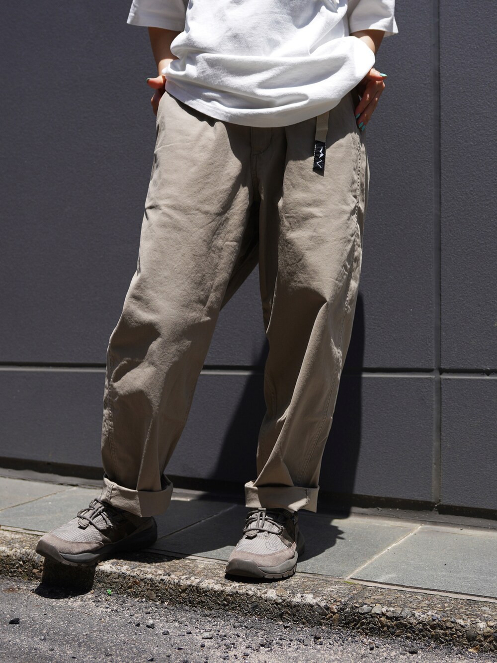「アウトドアスタイル、Tシャツ、BEAVER、休日スタイル、MANASTASH、ユニセックス、パンツスタイル、春コーデ、夏コーデ」｜「MANASTASHのMANASTASH/マナスタッシュ　FLEX CLIMBER WIDE LEG PANTS フレックスクライマーワイドレッグパンツ（チノパンツ、グレー系）」を使った、HANAさん（レディース・154cm）の春コーディネートの4枚目の写真