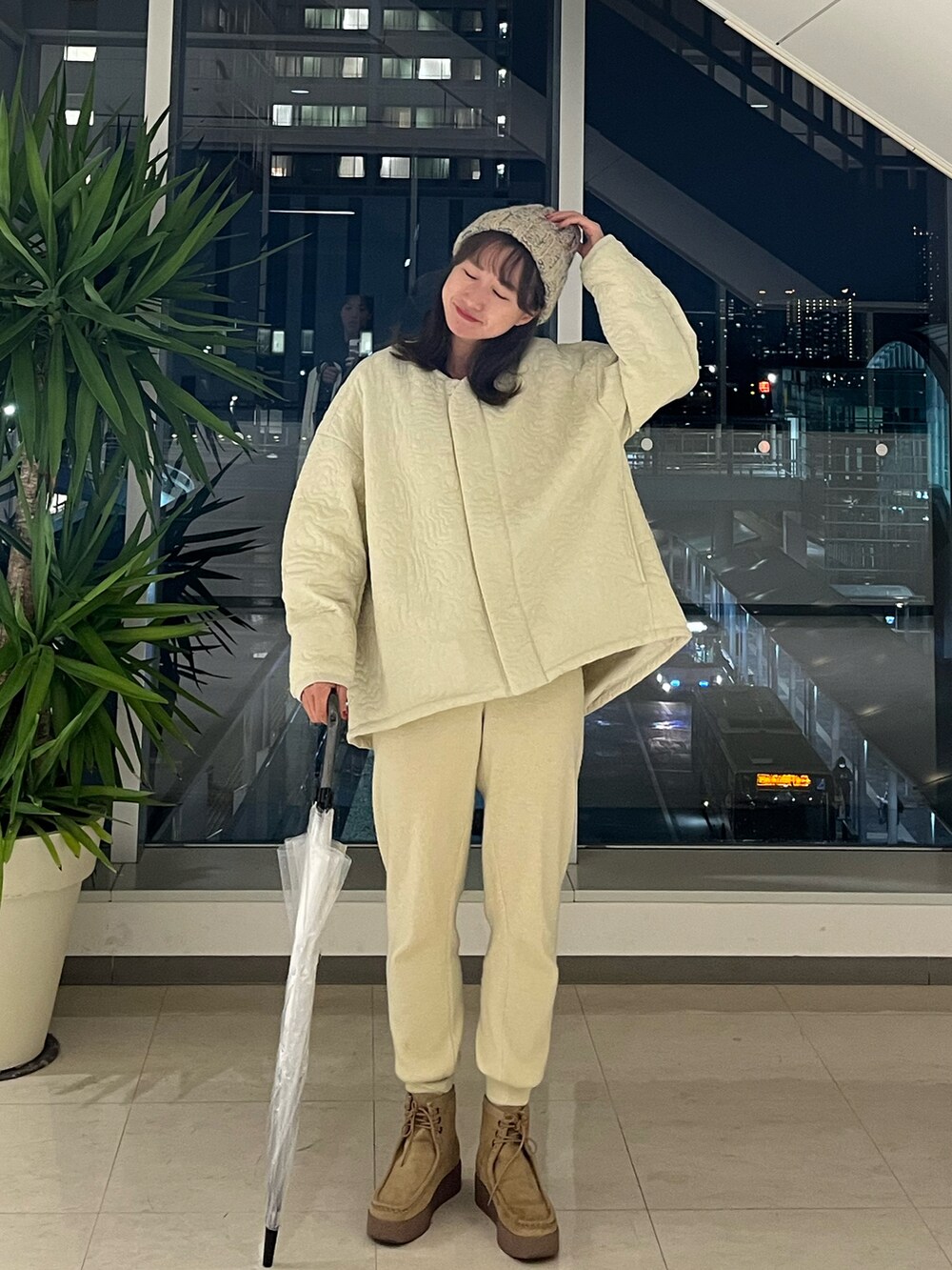 ベージュ系のブルゾン、ホワイト系のスウェットパンツ、ベージュ系のブーツを着用したレディースの冬コーディネートの4枚目の写真