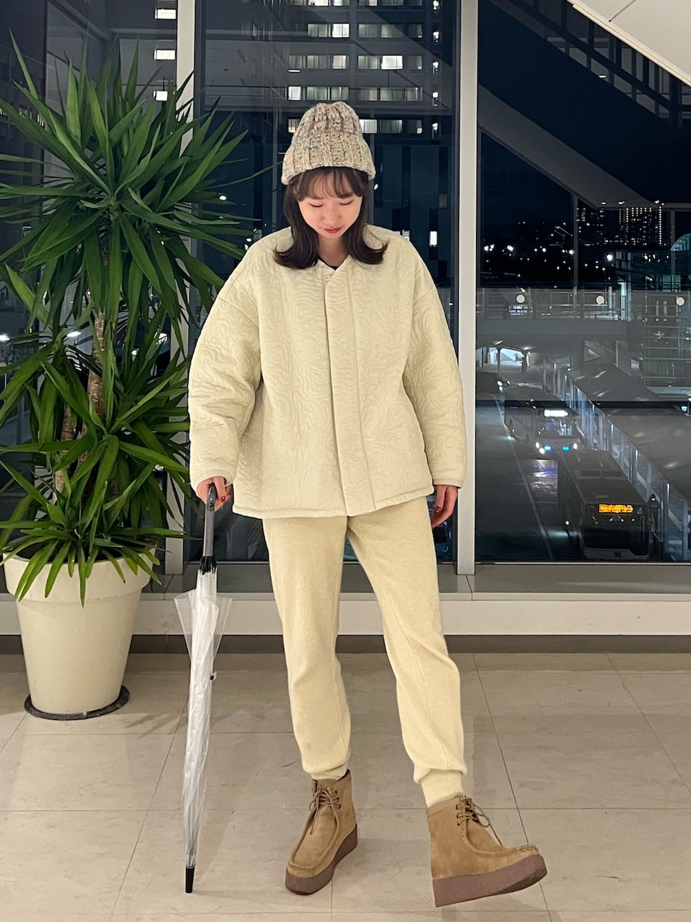 ベージュ系のブルゾン、ホワイト系のスウェットパンツ、ベージュ系のブーツを着用したレディースの冬コーディネートの2枚目の写真