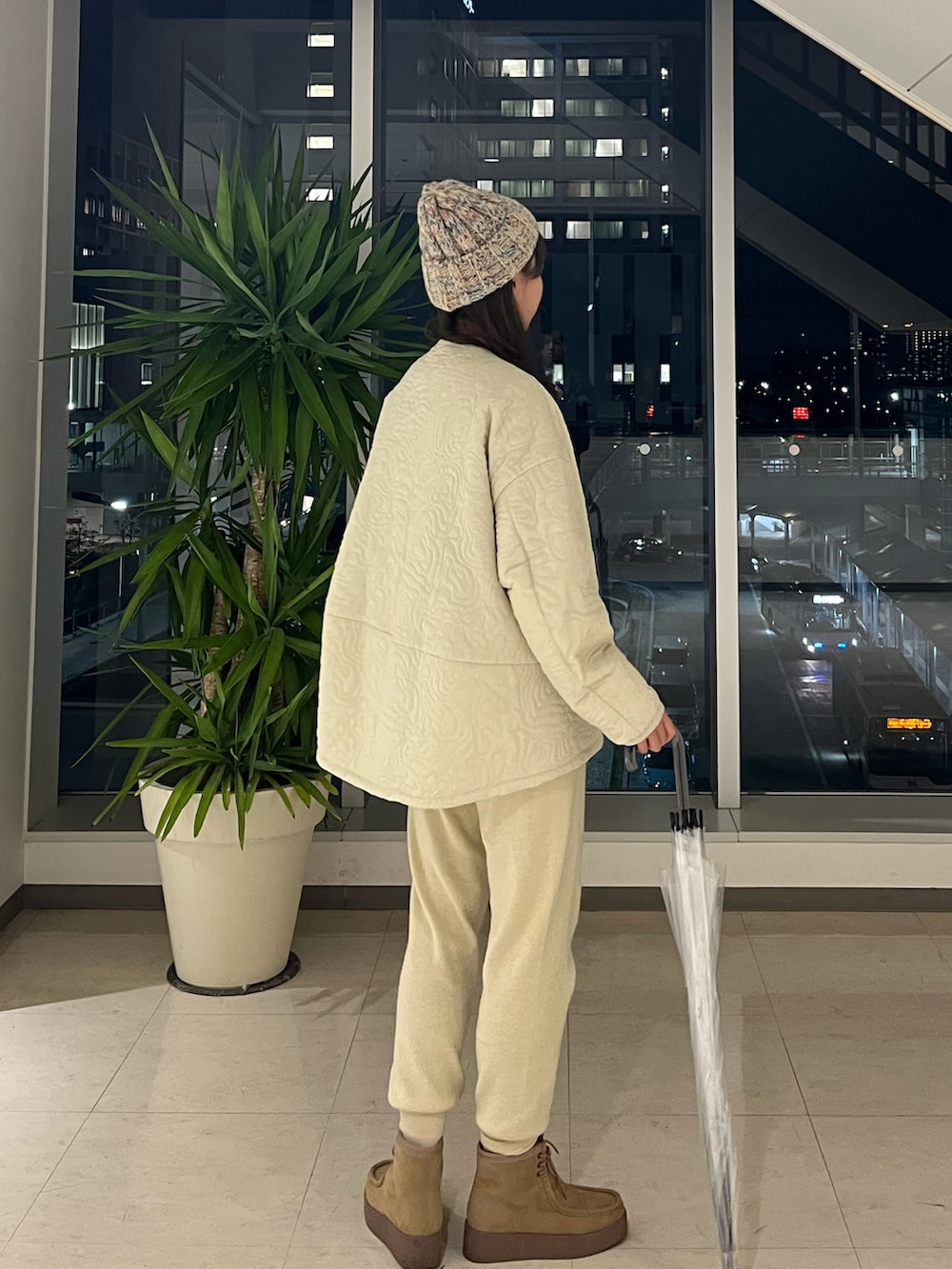 ベージュ系のブルゾン、ホワイト系のスウェットパンツ、ベージュ系のブーツを着用したレディースの冬コーディネートの3枚目の写真