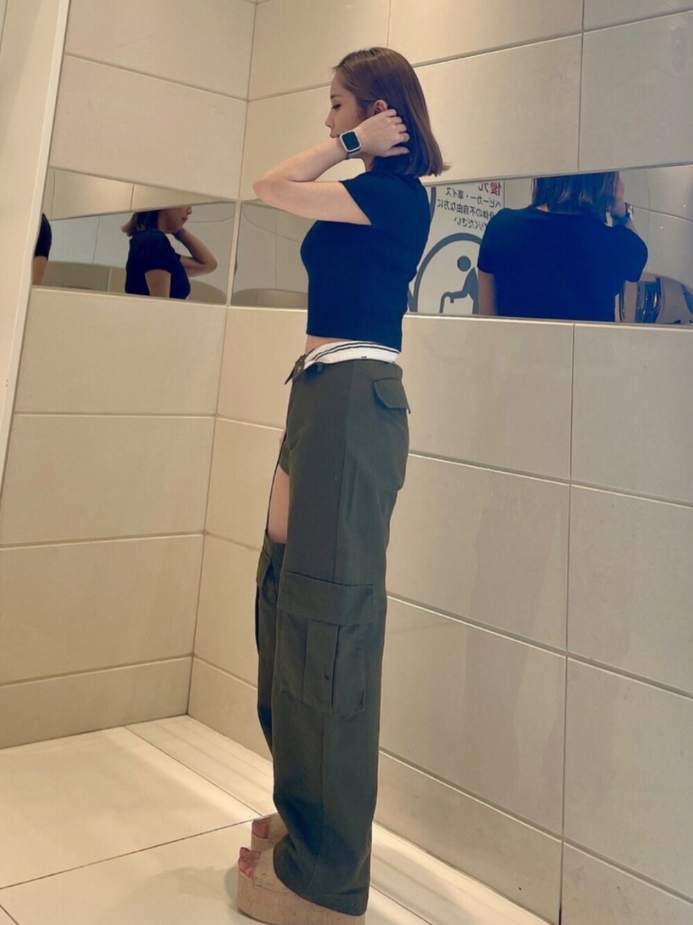 ホワイト系のサンダル、ブラック系のTシャツ/カットソー、グリーン系のその他パンツを着用したレディースの春コーディネートの2枚目の写真