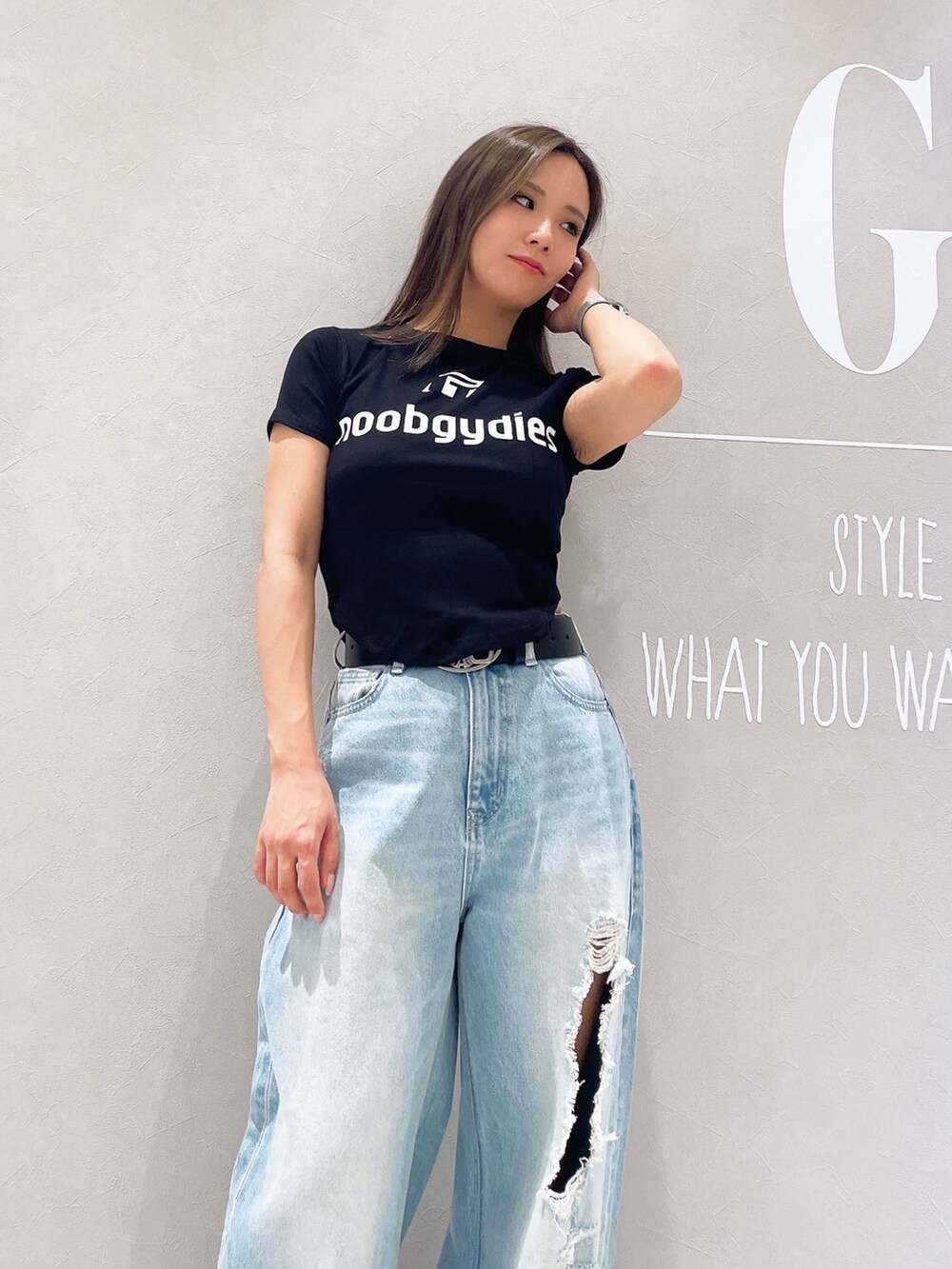 ブラック系のTシャツ/カットソー、ブルー系のデニムパンツ、ブラック系のサンダルを着用したレディースの夏コーディネートの4枚目の写真