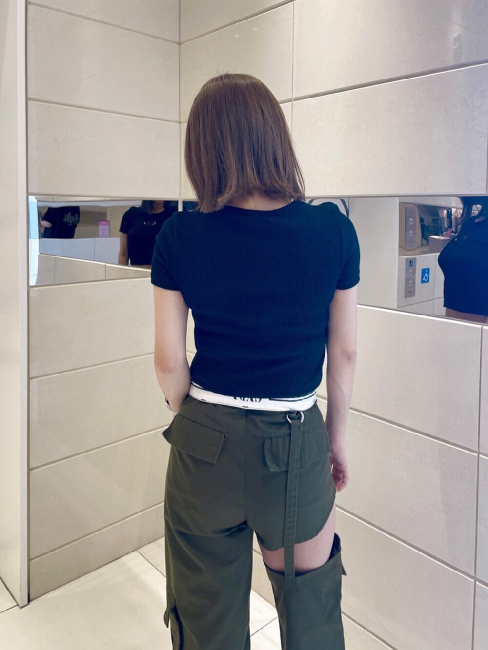 ホワイト系のサンダル、ブラック系のTシャツ/カットソー、グリーン系のその他パンツを着用したレディースの春コーディネートの6枚目の写真