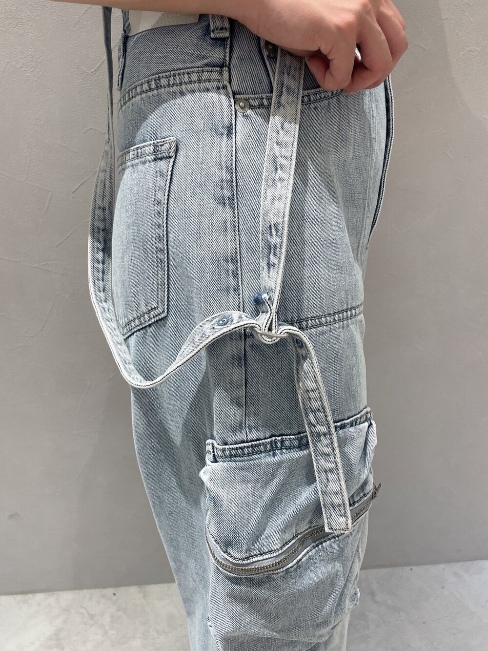 ブラック系のニット/セーター、ブルー系のデニムパンツ、ホワイト系のサンダルを着用したレディースの夏コーディネートの8枚目の写真