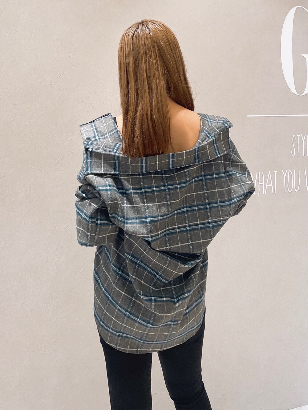 ブラック系のキャミソール、グレー系のシャツ/ブラウス、ブラック系のデニムパンツを着用したレディースの夏コーディネートの7枚目の写真