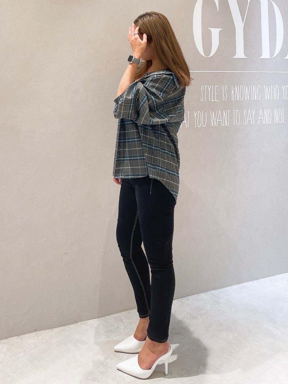 ブラック系のキャミソール、グレー系のシャツ/ブラウス、ブラック系のデニムパンツを着用したレディースの夏コーディネートの4枚目の写真