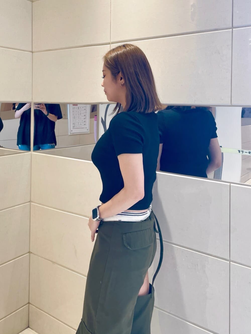 ホワイト系のサンダル、ブラック系のTシャツ/カットソー、グリーン系のその他パンツを着用したレディースの春コーディネートの5枚目の写真